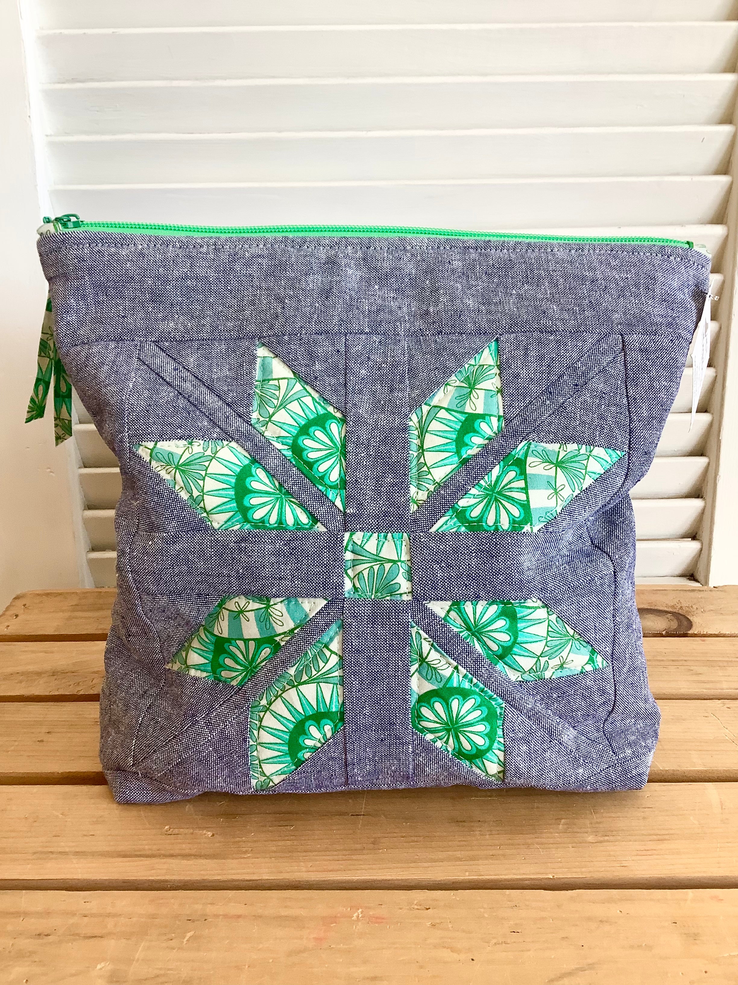 Snowflake Teal - Paper Pieced zipper bag from Hot Thommolly