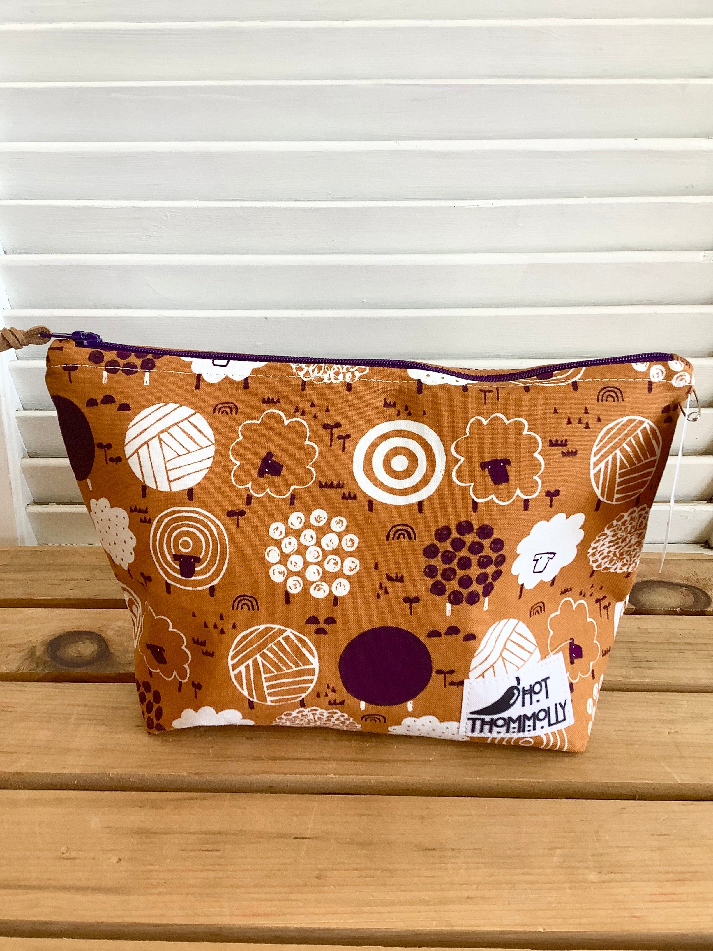 Sheep & Yarn - Medium zip pouch from Hot Thommolly