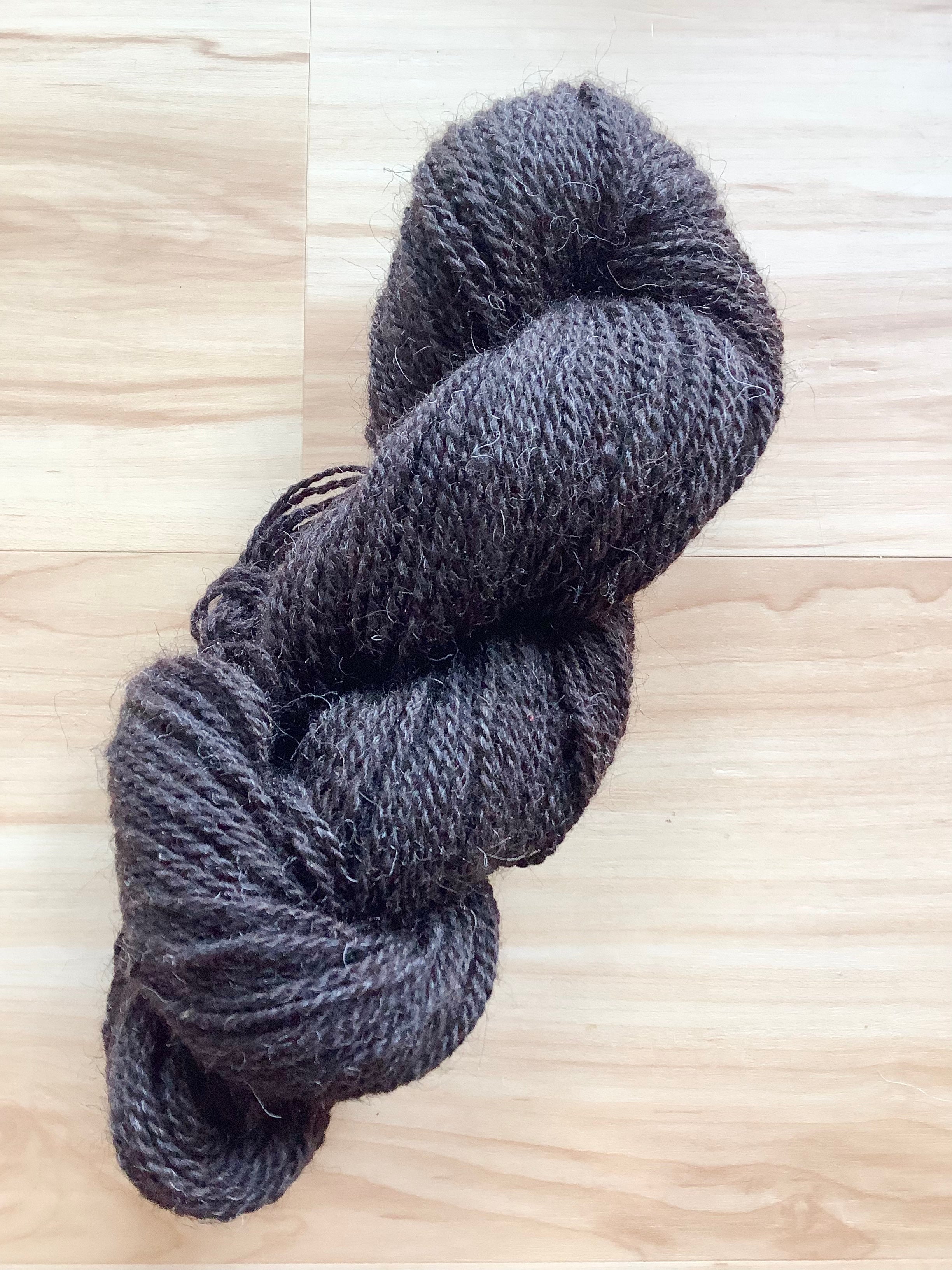 Scottish Hebridean wool 78 charcoal grey - Cherry Creek Yarns