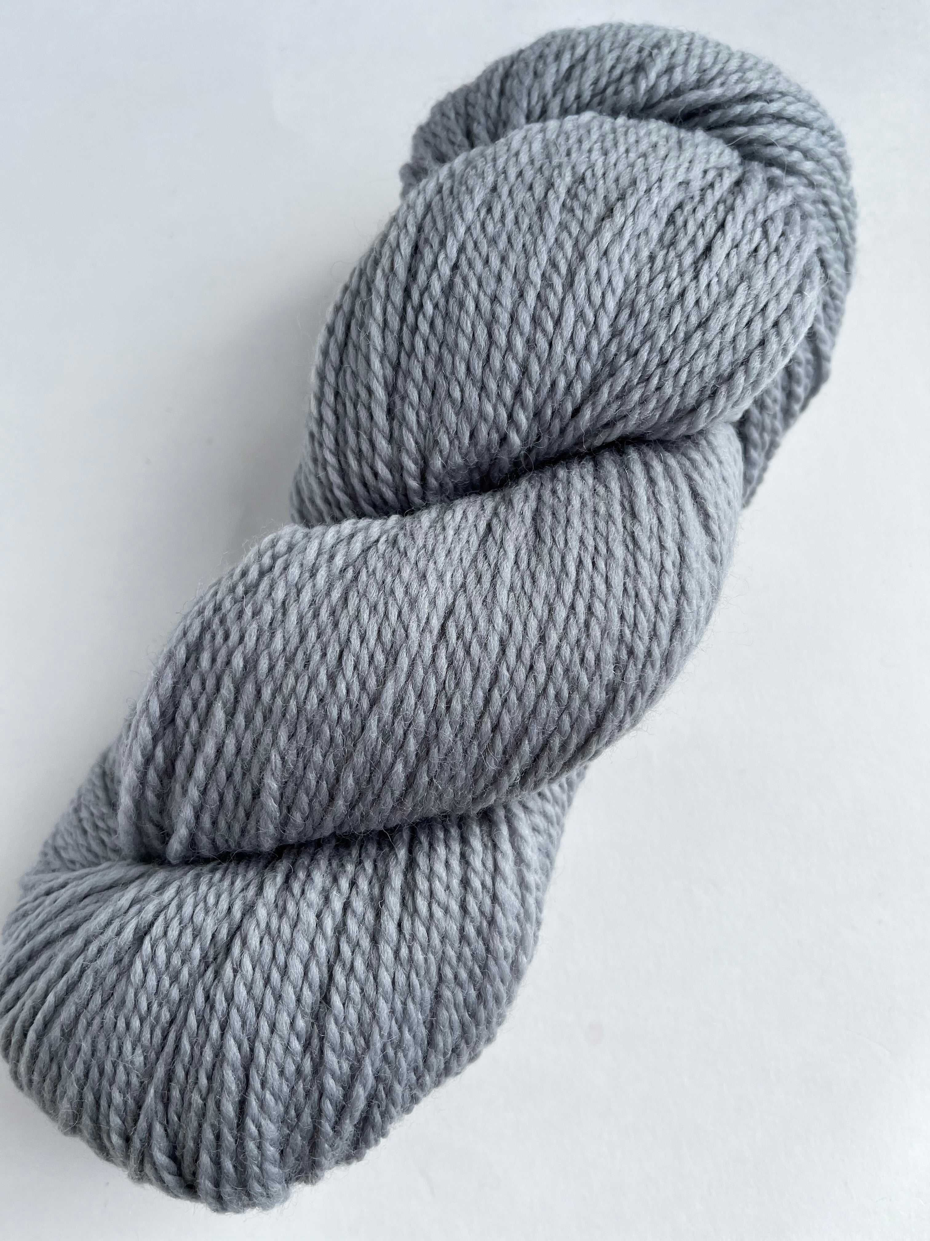 Gris 02 Chusku yarn from Mirasol