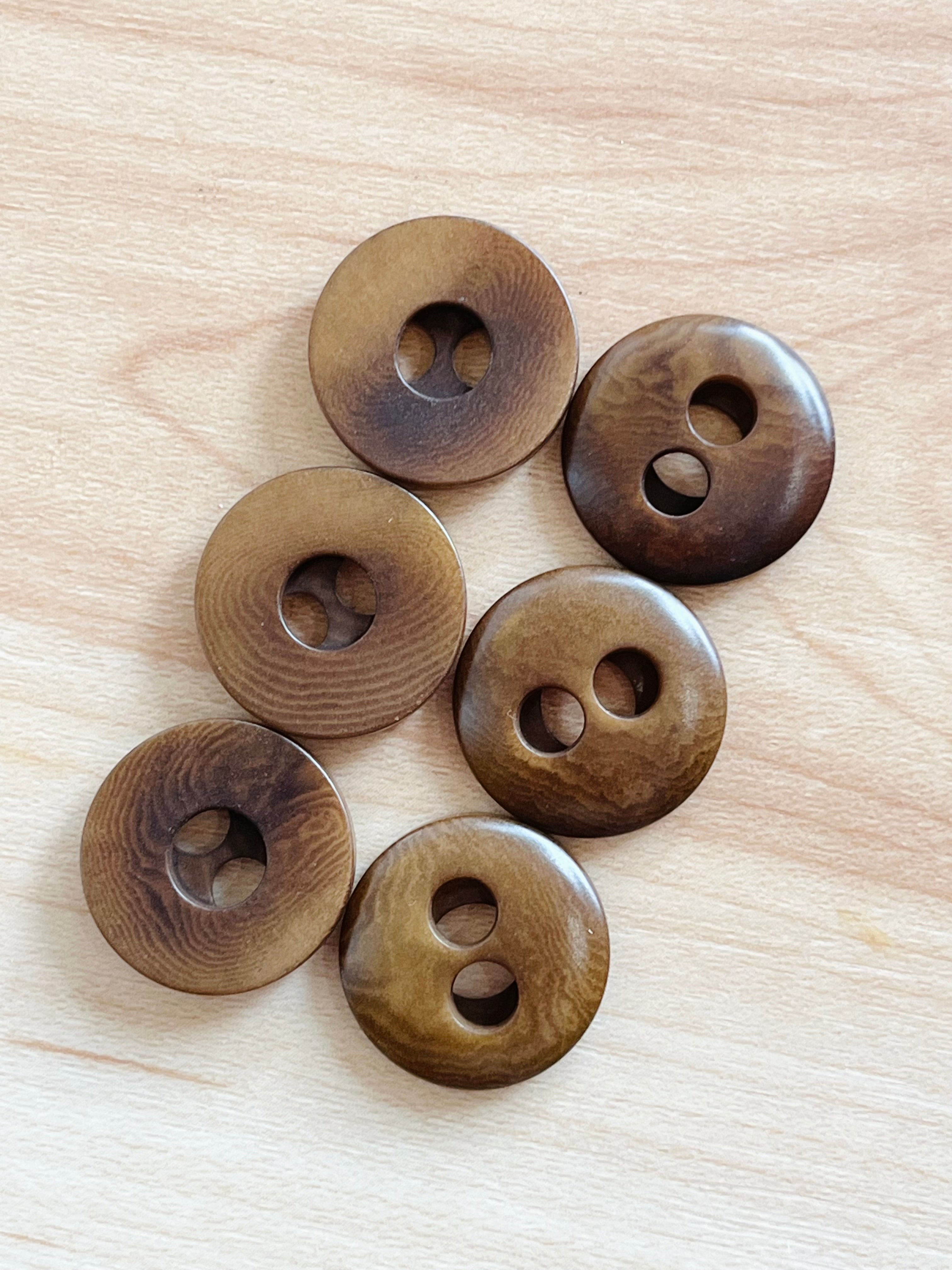 Button Intrigue Brown Round Corozo nut