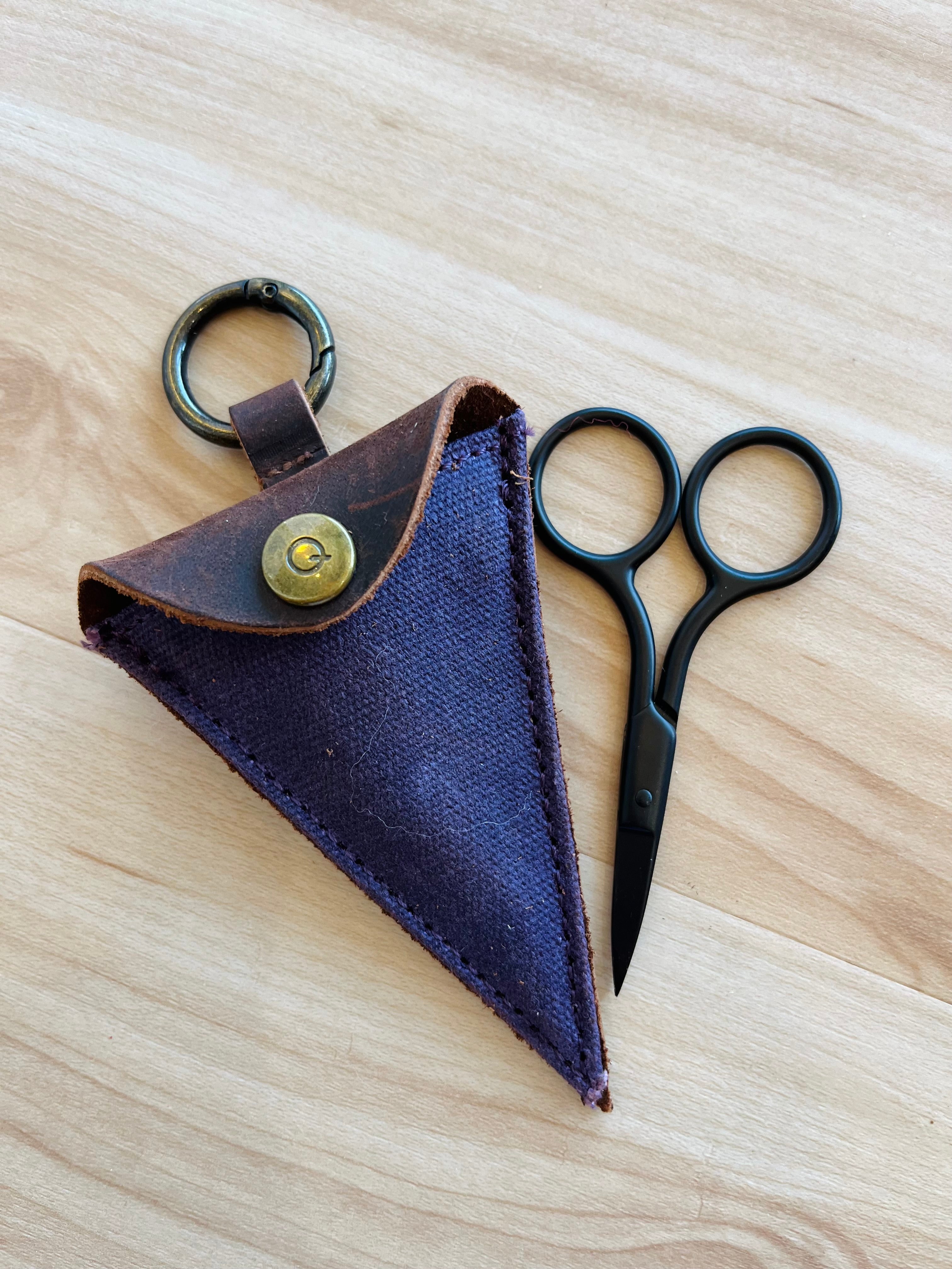 Della Q Scissor Pocket